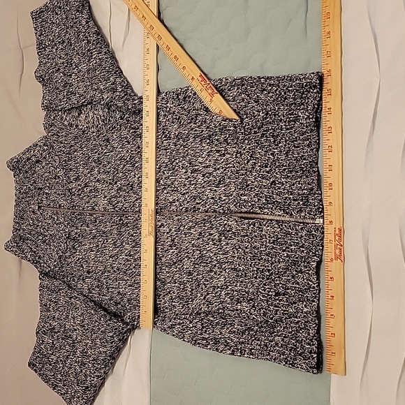 JONES NEW YORK SIGNATURE Size Small Gray Back & White Knit Zippered Sweater - Picture 3 of 16